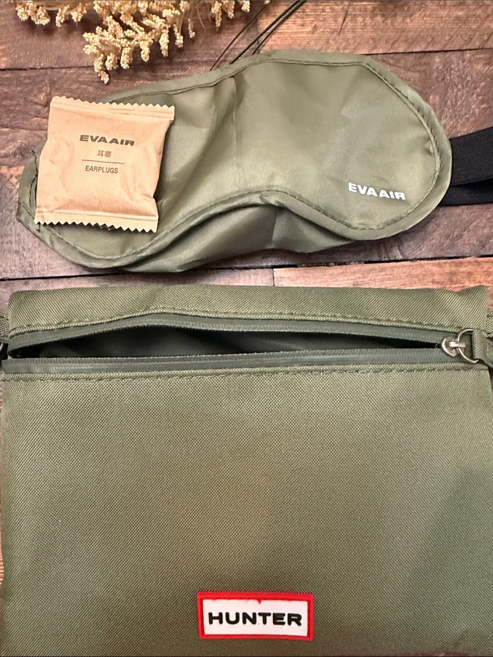 Hunter x EVA Air Olive Green Crossbody Travel Amenity Pouch Set NWOT